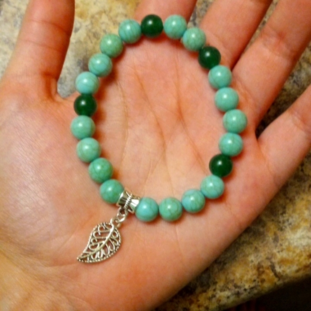 The color is green and has a leaf charm.